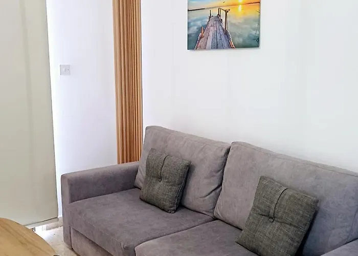 Modern 2bd Near Mall- Internet 1gbps *