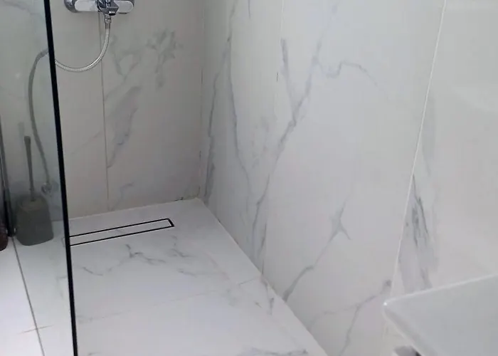 Modern 2bd Near Mall- Internet 1gbps