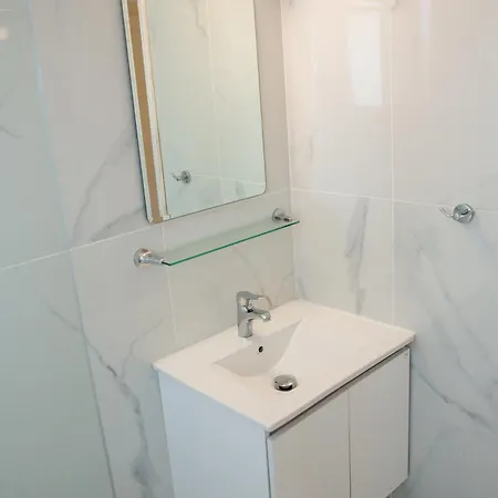 Modern 2bd Near Mall- Internet 1gbps Διαμέρισμα *