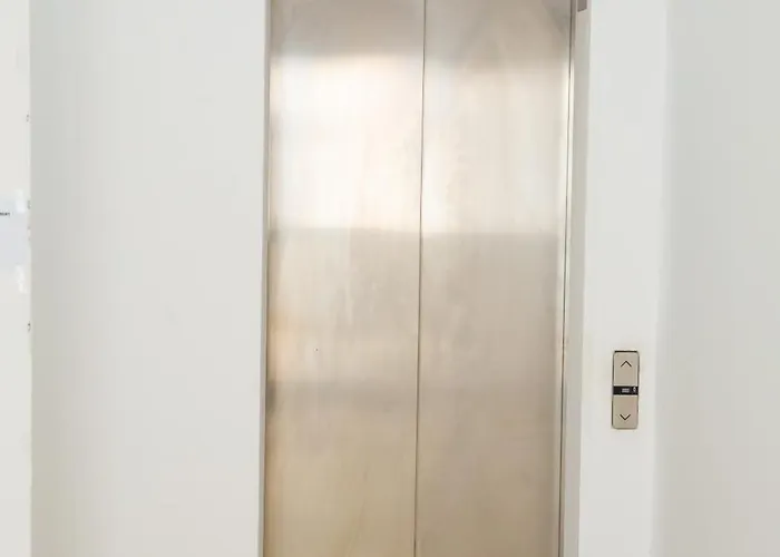 Modern 2bd Near Mall- Internet 1gbps