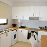 Modern 2bd Near Mall- Internet 1gbps 파포스