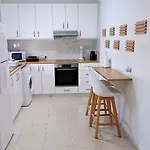 Modern 2bd Near Mall- Internet 1gbps 파포스