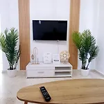 Modern 2bd Near Mall- Internet 1gbps *
