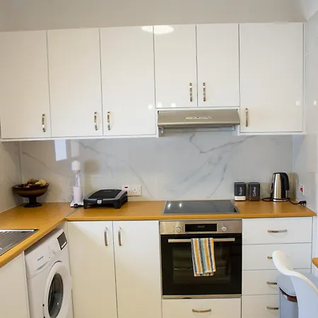 Modern 2bd Near Mall- Internet 1gbps 아파트 파포스