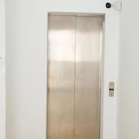 Modern 2bd Near Mall- Internet 1gbps