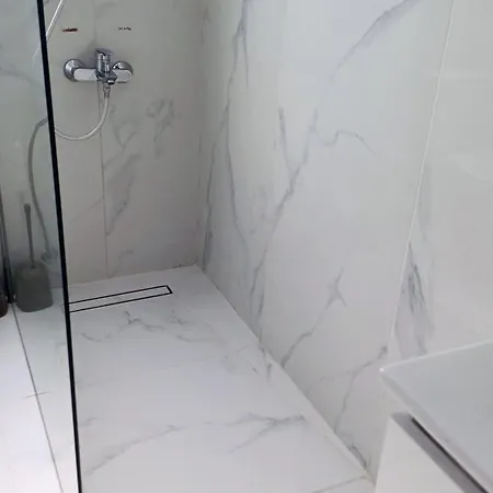 Modern 2bd Near Mall- Internet 1gbps